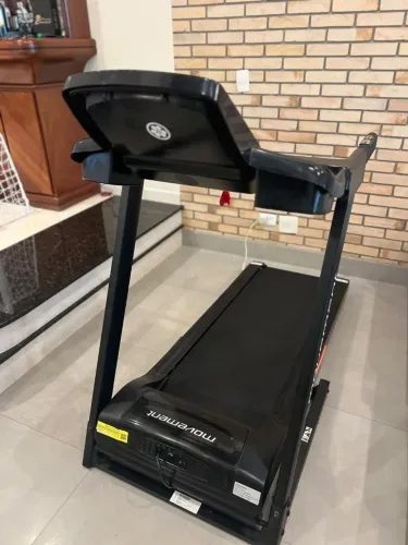 Esteira *MOVEMENT R4* profissional