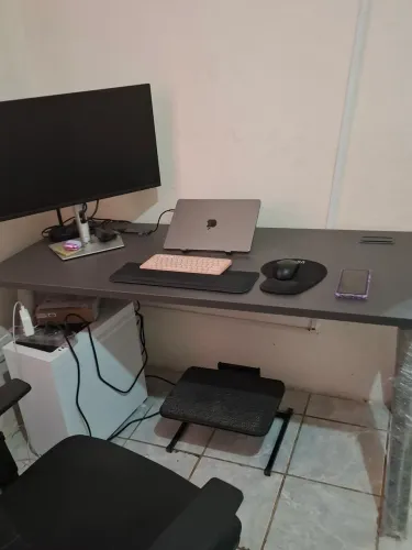 ?Mesa de Escritório Premium Riccó (Com Pés de Ferro no Plástico) + Nicho Organizador