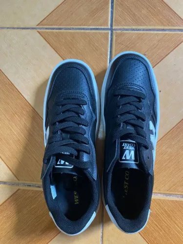 Tenis monocromático West coast