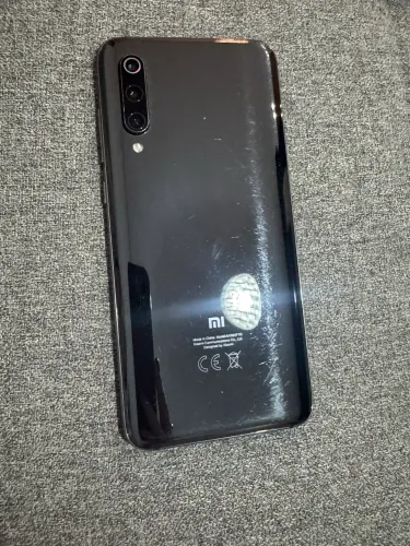 smartphone Xiaomi Mi 9 na cor preta.