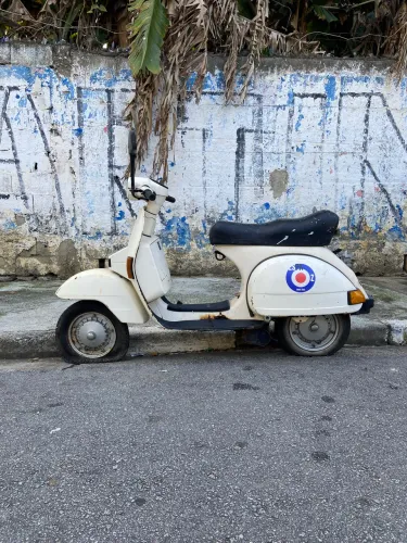 Piaggio Vespa PX-200 - Rara oportunidade para restauro, peças ou uso decorativo.