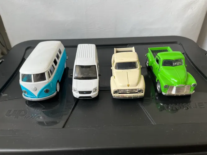 Kit com 4 carrinhos de ferro