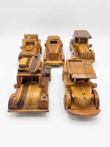Lote com 5 Miniaturas de Carros em Madeira Artesanal - Colecionáveis e Decorativas