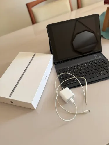 iPad 9ª Geração - Super Conservado, com capa,película e teclado