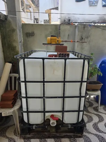Caixa com bomba de água completa