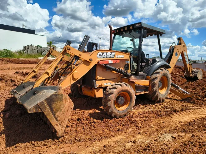 Retroescavadeira CASE 580 N 4X4, ano 2013