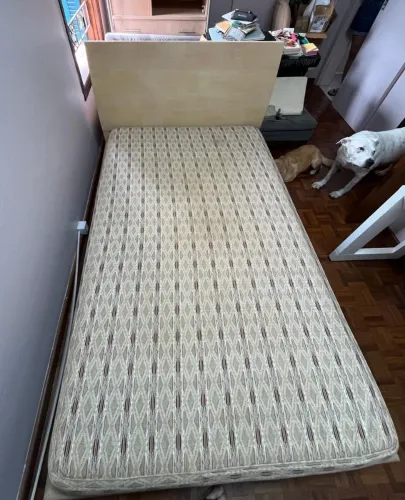 Cama de viúvo em madeira maciça + colchão - excelente estado