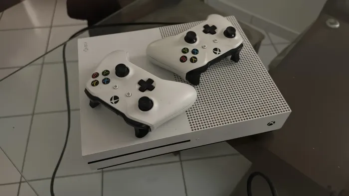 Xbox One S 1TB - 2 Controles 4 Jogos