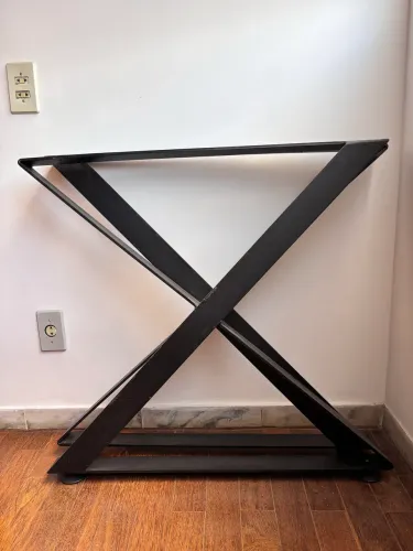 Suporte de metal para mesa