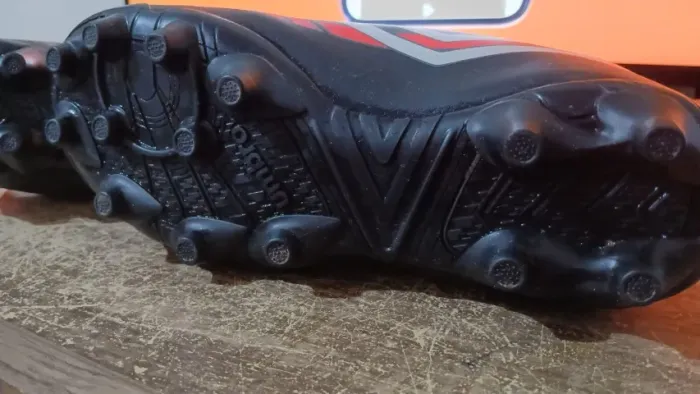 Chuteira Umbro Prisma nº 35 - Seminova
