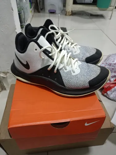 Tênis Nike Air Versitile III