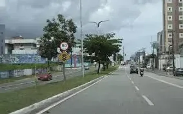 SÃO FRANCISCO: Terreno de esquina com 2.400m2 a venda na Av. Colares Moreira