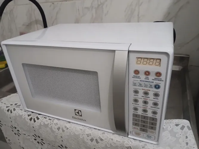 Microondas pouco usado, sem marcas de uso