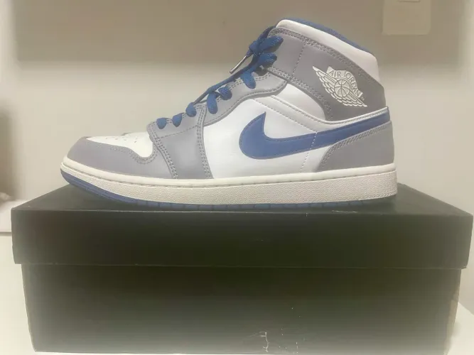 tênis nike air jordan 1 mid branco/azul/cinza