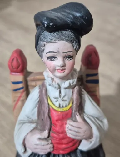 Estatueta de camponês sentado - cerâmica pintada a mão