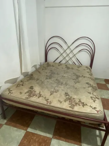 Vendo cama sem colchão