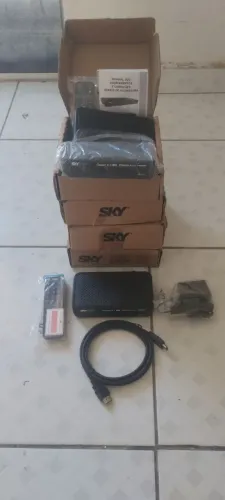Sky pré pago habilitado bas colocar a recarga q desejar , controles, fontes e cabos HDMI 