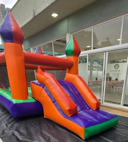 Castelo inflável com escorrega venda