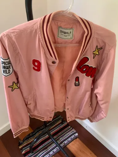 Jaqueta Rosa Sabala com Patches Tam G