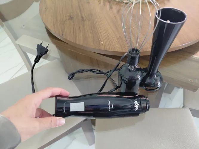Mixer de Mão Elgin Turbo Chef 2 em 1 na cor preta.