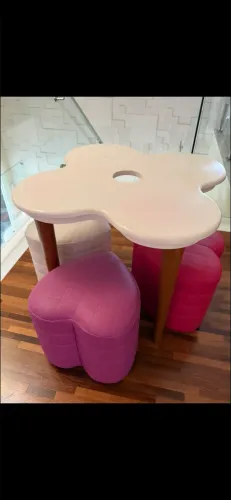 Mesa com banquinhos