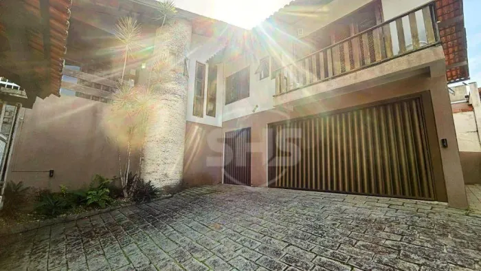 Casa com 4 dormitórios para alugar, 240 m² por R$ 7.000/mês - Água Verde - Blumenau/SC