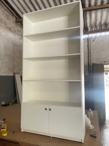 Estante com prateleiras multiuso com portas