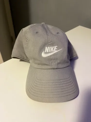 Boné Nike Club Cinza