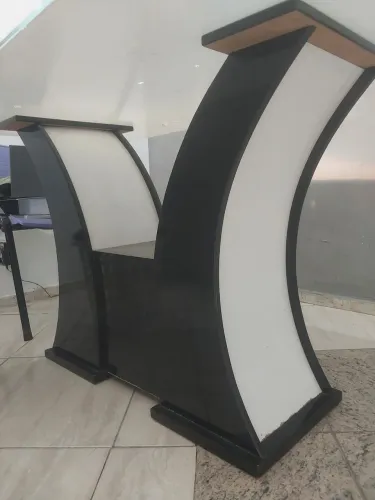 Mesa de vidro com tampo de madeira ( sem cadeiras )