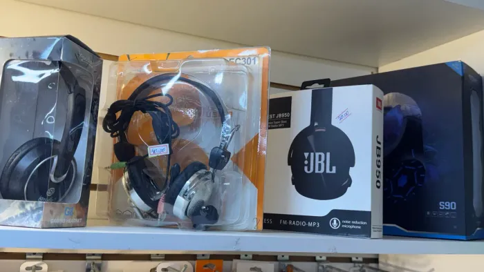 Fones, Teclados, caixinhas de som, mouse, manetes e outros