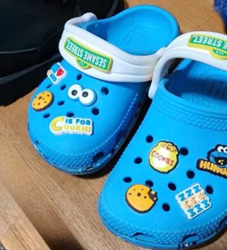Crocs edição especial Vila Sésamo,C6 -24 no Brasil,usado em excelente estado de