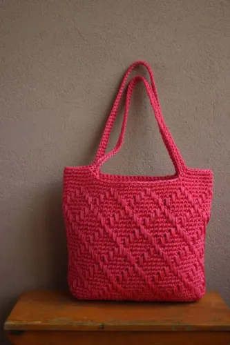 Bolsa rosa de losangos em crochê