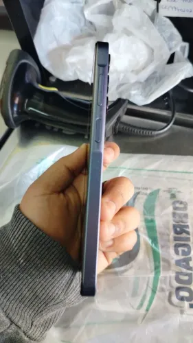 Vende-se um celular, sem nenhum defeito, com 1 ano e 8 meses de uso, A15 da Samsung 