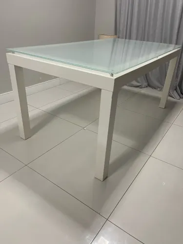 Mesa em madeira e tampo de vídeo