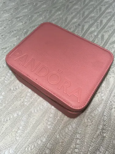 Porta joias da pandora super prático para levar na mala cabe bastante acessórios
