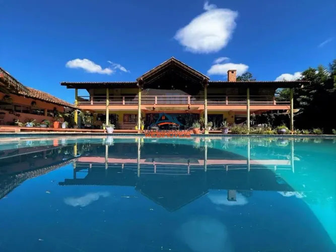 Imponente mansão de 5 quartos na Granja Viana: viva o luxo em um condomínio exclusivo em C
