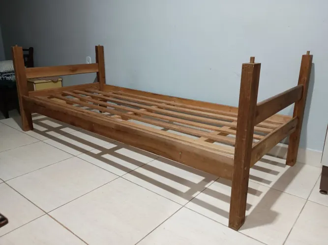 1 Cama de solteiro em madeira maciça resistente