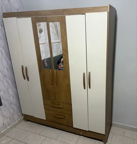 Guarda-roupa usado, em bom estado de conservação 