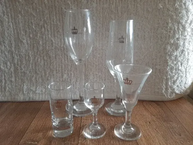 Conjunto de taças e copos da coleção Royal Collection, lançada pela Caras - 05 peças