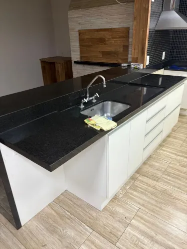 Cozinha com pedra São Gabriel