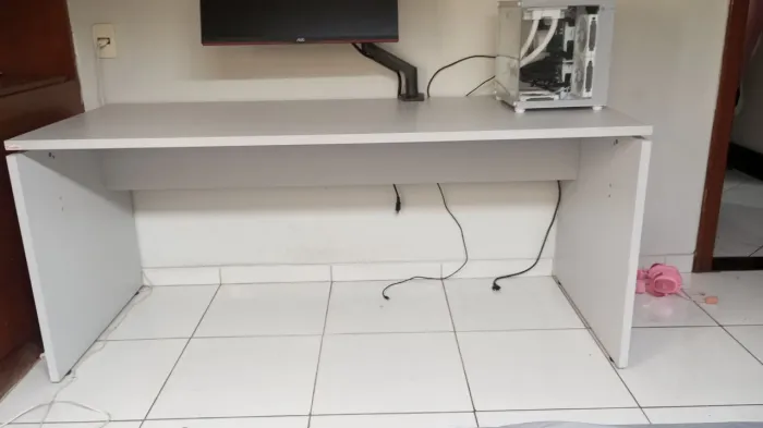 Mesa branca de madeira para escritório