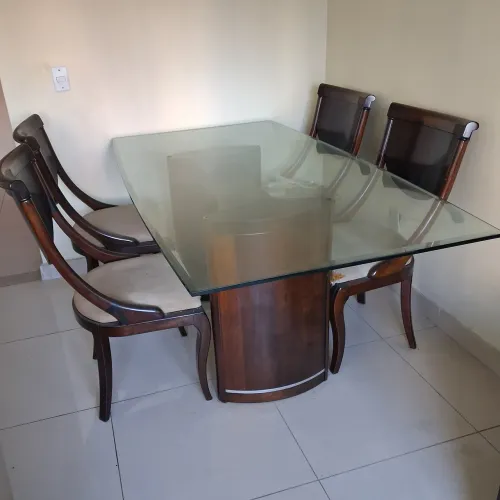 Mesa de jantar com tampo de vidro e quatro cadeiras