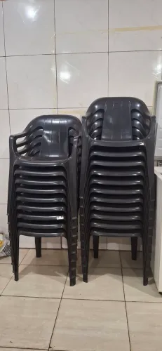 Vendo 3 jogos de cadeira e mesas de plástico em bom estado