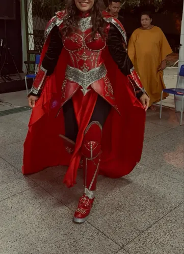 Fantasia Feminina de Luxo Completa com Capa e Botas - Usada 1x