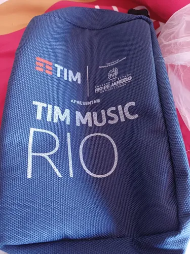 Bolsa multiuso Tim Music Rio, com alça ajustável.