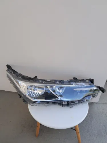Farol direito Corolla LED Altis 5 pinos plug cinza