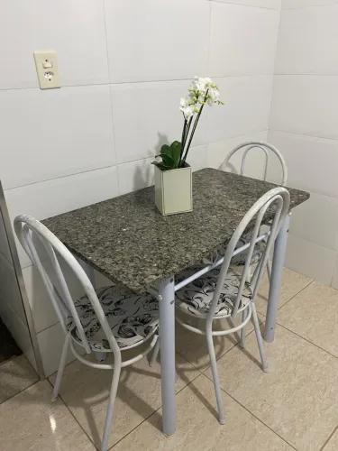Mesa de pedra com 3 cadeiras