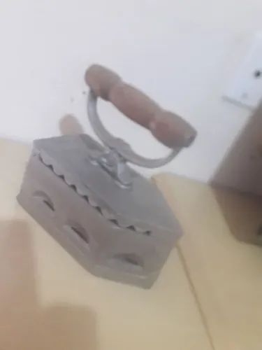 Ferro de passar a brasa antigo