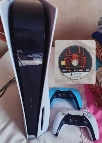 PlayStation 5 slim com 2 controles e um disco. Vendo no precinho e dispenso curiosos
