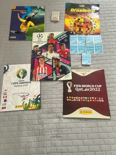 5 Álbuns de Figurinhas Oficiais Panini + 100 figurinhas soltas
